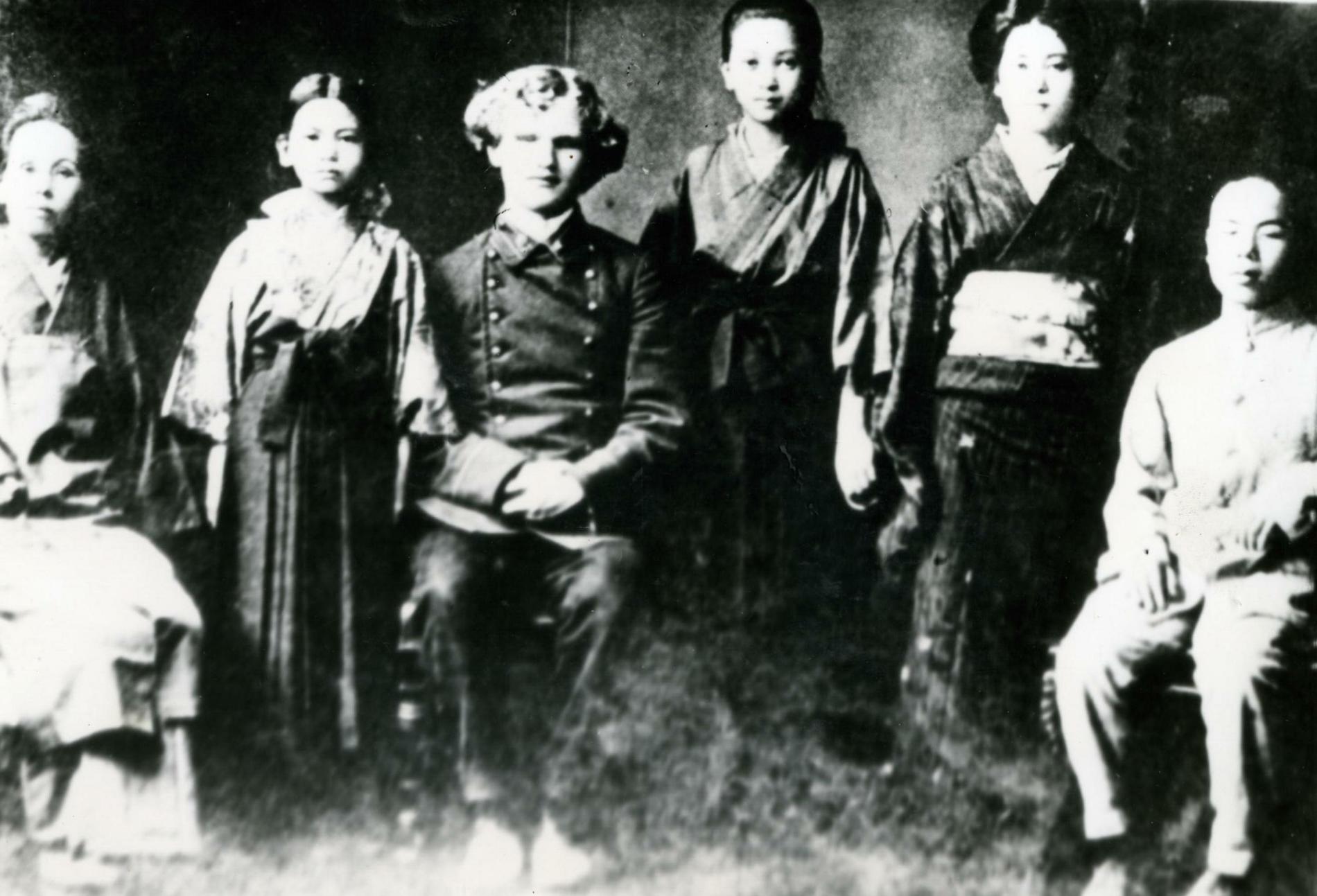 В.Я. Ерошенко среди японских друзей